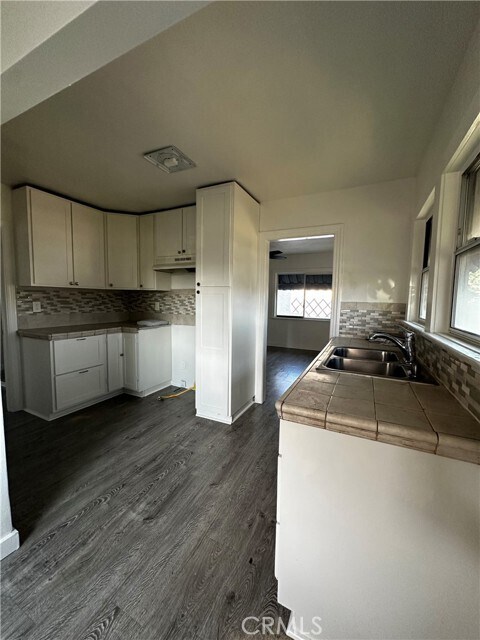 Building Photo - 1223 W 64th St