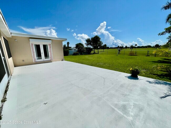 Building Photo - 48 Country Club Rd