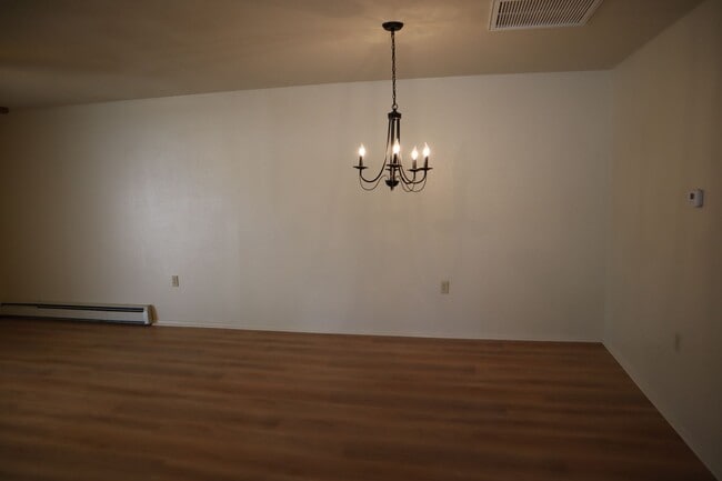 Building Photo - Livable, Lovable, & Avaiable!