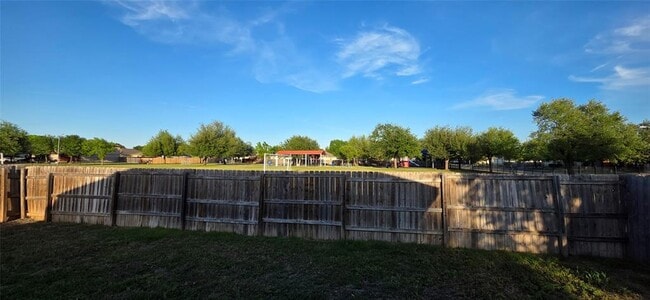 Building Photo - 204 Quail Hollow Dr