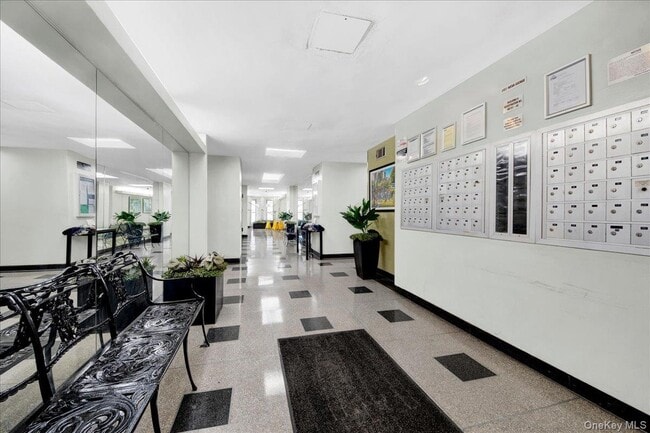 Building Photo - 6 Fordham Hill Oval