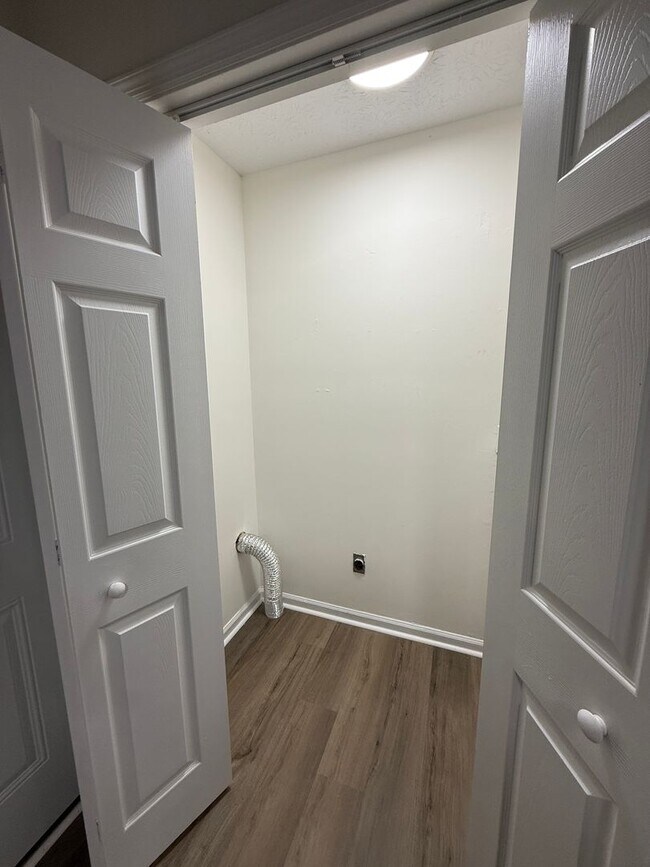 Building Photo - 160/162 W. Paces Dr