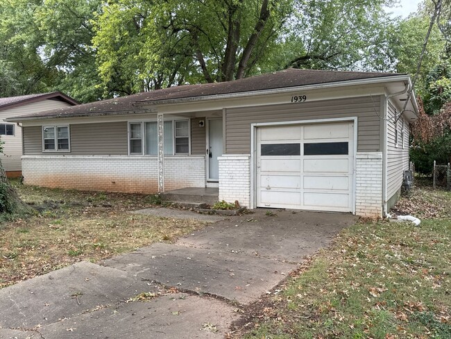 Primary Photo - 3 Bedrooms! 1 Car Garage! Close to Bass Pr...