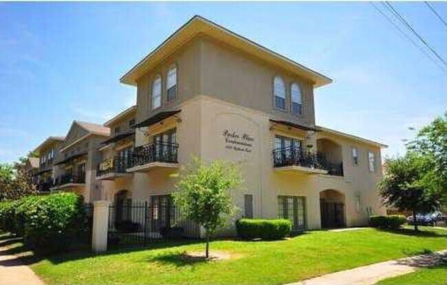 Building Photo - Premier Location at South Gate of LSU