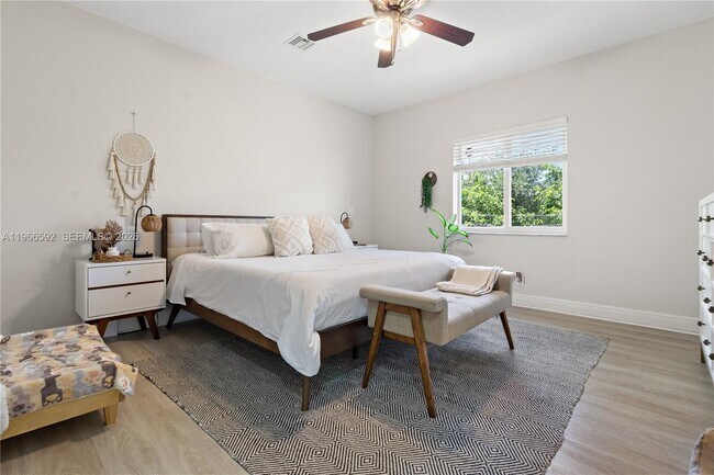 Building Photo - 5343 SW 40th Ave