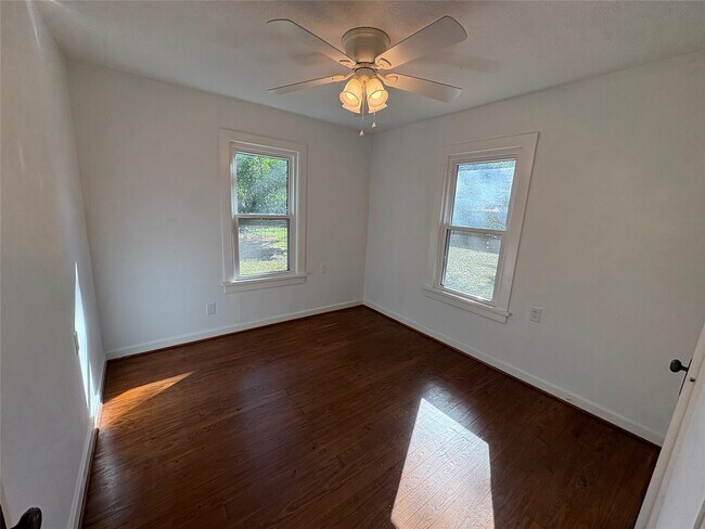 Building Photo - 306 N Elm St