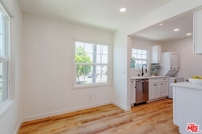 Building Photo - 938 W Glenoaks Blvd