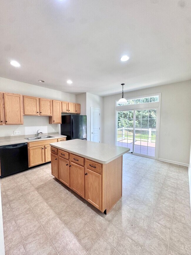 Building Photo - THREE BEDROOM/2.5 BATH TOWNHOME located in PARKLAND School District!