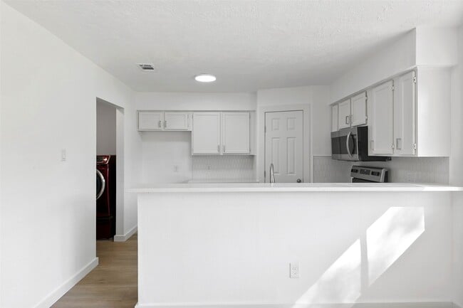 Building Photo - 2042 Lexington Woods Dr