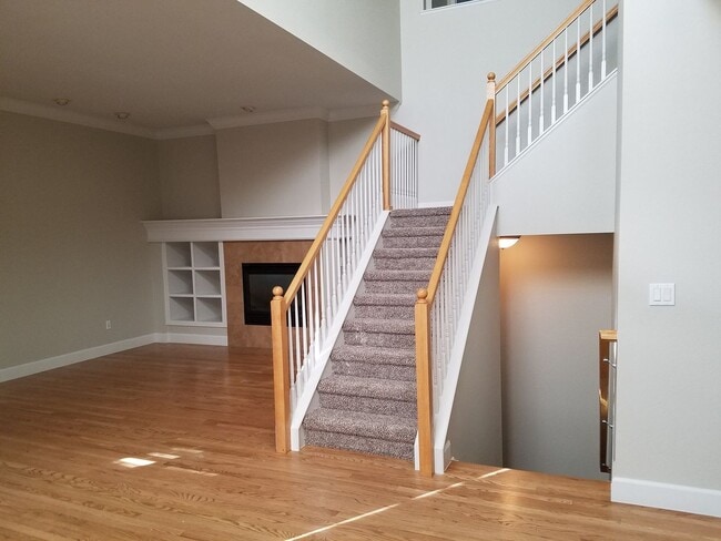 Building Photo - Stunning 4 Bedroom 3.5 Bath Lowry Townhome...