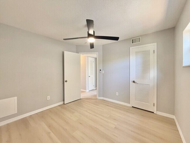 Building Photo - 8718 Thornwood Ln