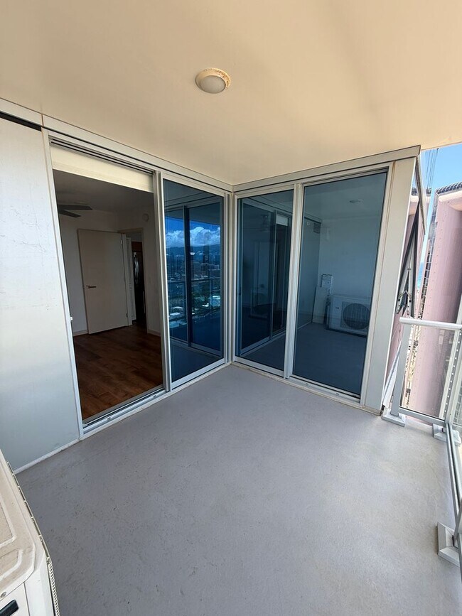 Building Photo - Luxury High-Floor 2BR/2BA Condo with Ocean...