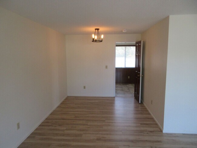 Building Photo - Three Bedroom House on a Cul-de-sac, Close...