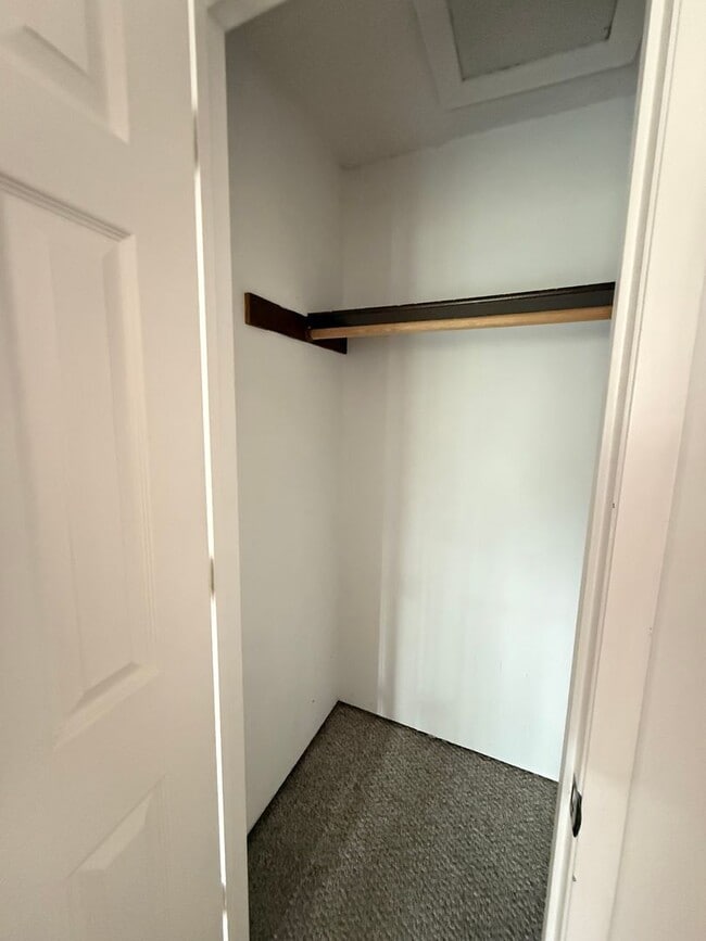 Building Photo - 2 Bed/1 Bath SE Bend Condo with Single Car...