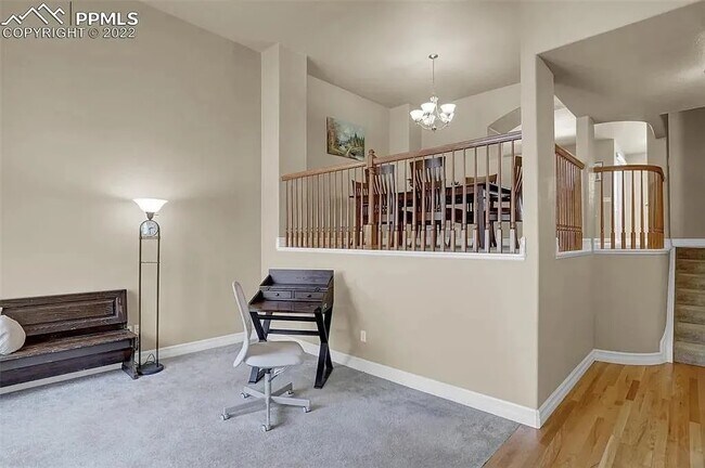 Building Photo - Beautiful 2 bedroom townhouse near Pine Creek!
