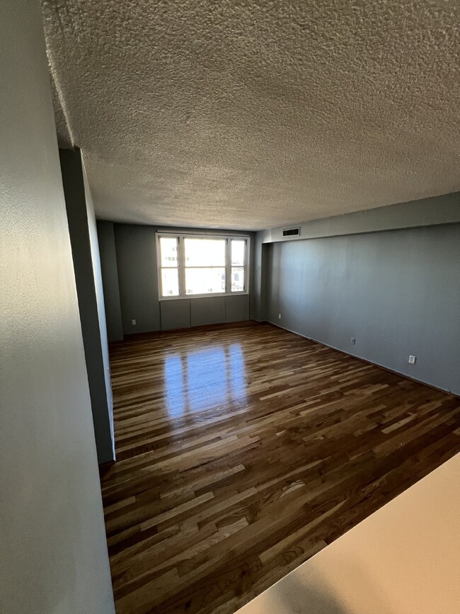 Building Photo - 1BD/1BA Charming Baltimore Condo