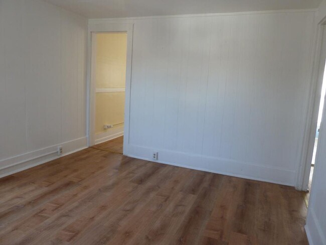 Building Photo - 118-120 W 6th St