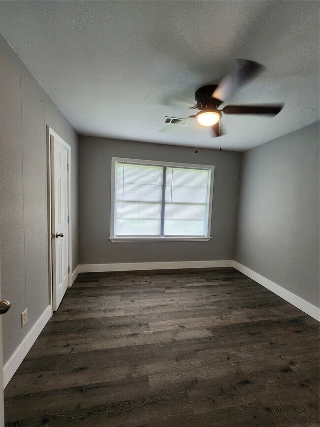 Building Photo - 9711 Aguila St