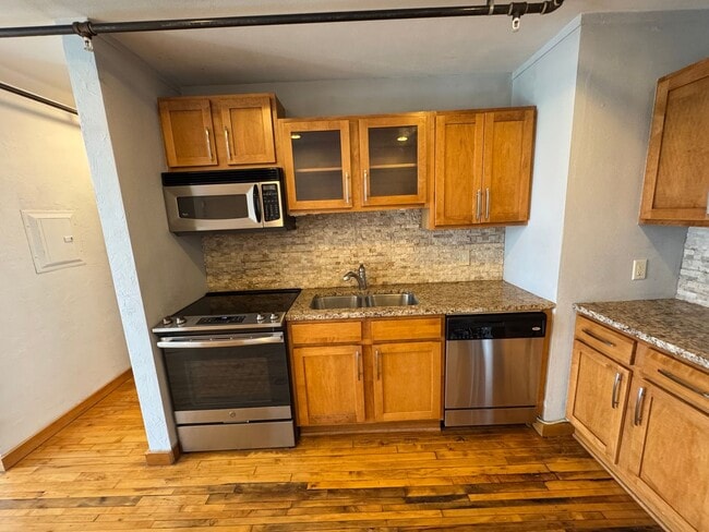 Building Photo - Spectacular industrial style studio, 1 full bath 466 sq ft condo in desirable Downtown St Paul!