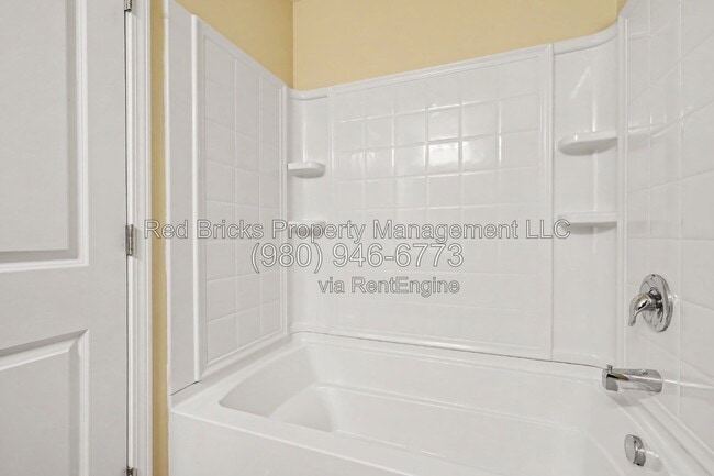 Building Photo - 5013 Spring Arbor Ln