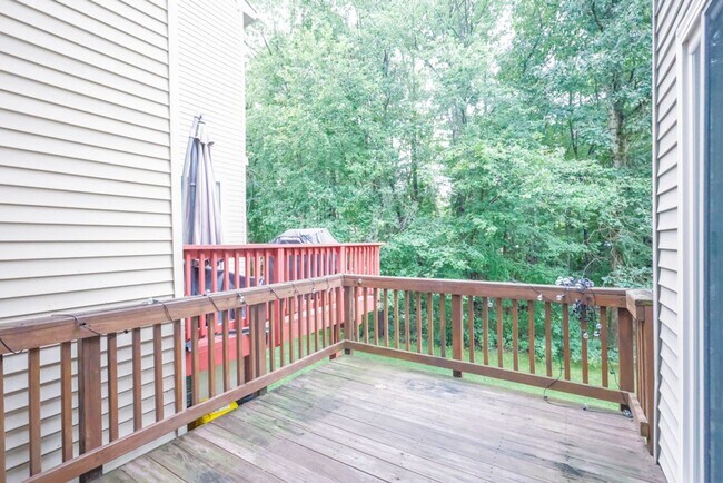 Building Photo - Lovely 3 BR/2 Full BA 2Half BA Townhome in...