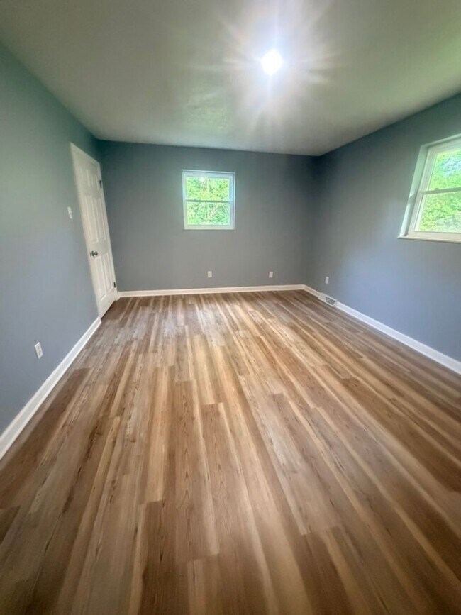 Building Photo - Spacious Maryville City Rental with Finished Basement & Lawn Care Included!