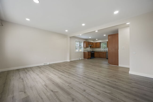 Building Photo - 20 Hickory Ln