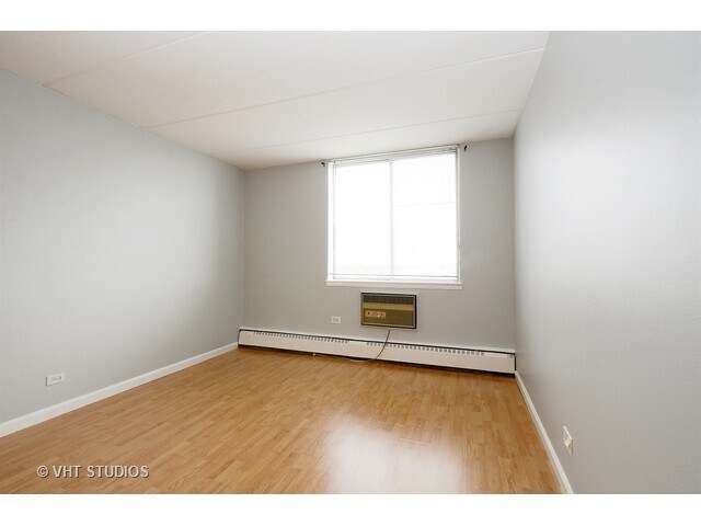 Building Photo - 225 S Rohlwing Rd