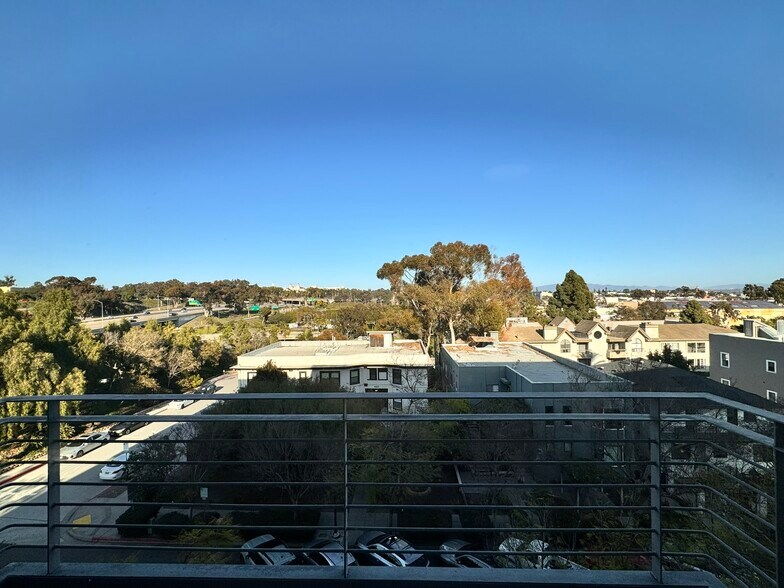 Building Photo - 889 Date St