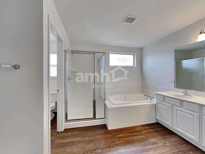 Building Photo - 2811 Stonebridge Dr