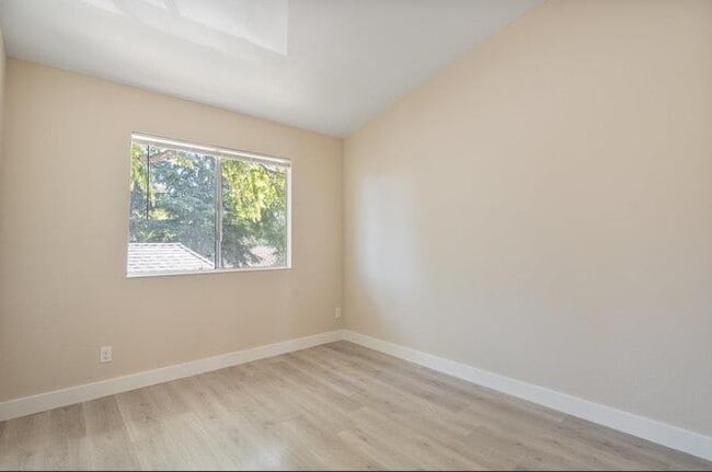 Building Photo - 331 Shadow Run Dr