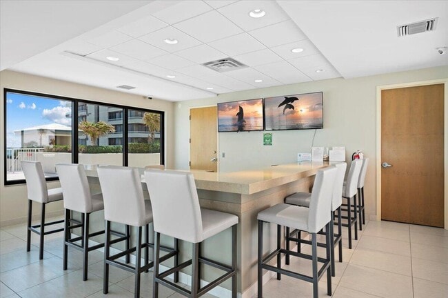 Building Photo - 5540 N Ocean Dr