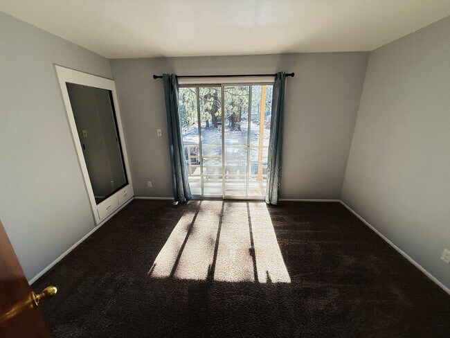 Building Photo - Pet friendly 3 bed 2 bath unit with all utilities included