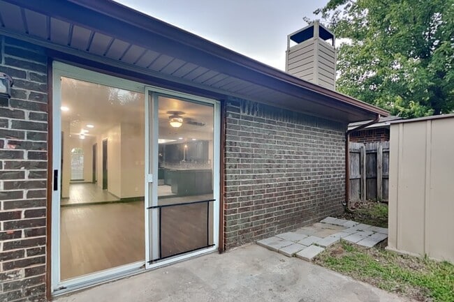 Building Photo - 640 N Markwell Ave