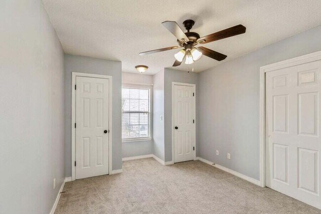 Building Photo - Exquisitely Renovated End Unit Townhome Ju...