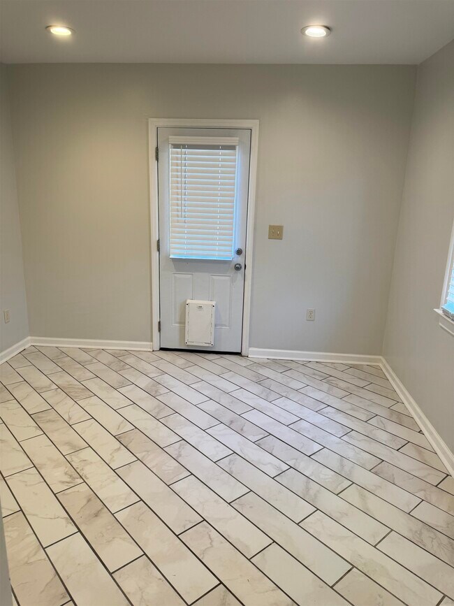 Building Photo - 193 Alexander St