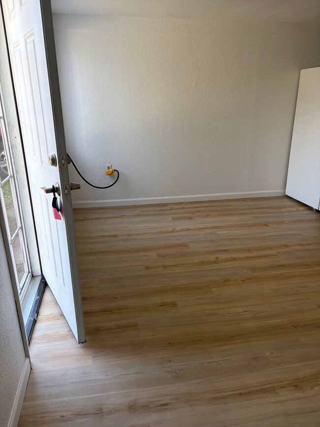 Building Photo - Newly Remodeled One Bedroom Apartment in Newberg