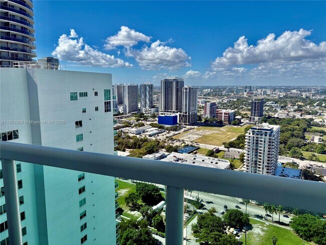 Building Photo - 1800 N Bayshore Dr