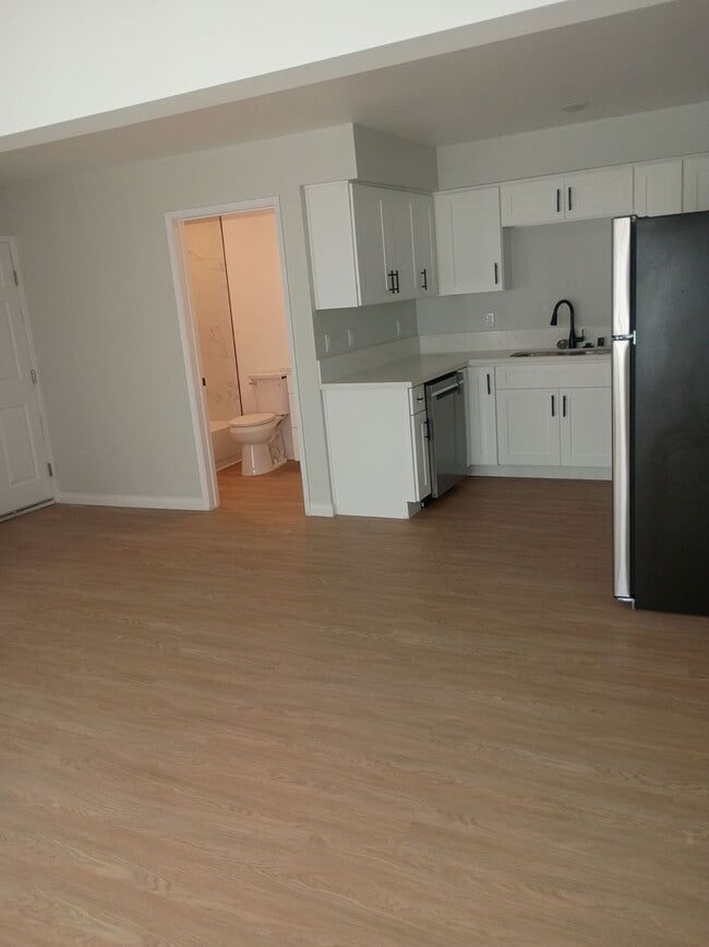Interior Photo - 5302 Colodny Ave