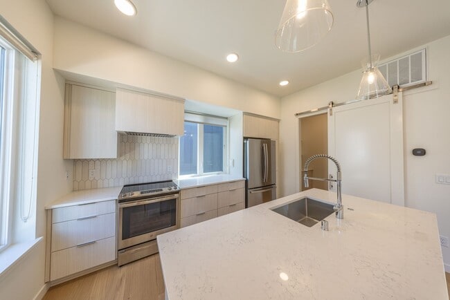 Building Photo - FREE MONTH! - Riverside Townhomes - Waterf...