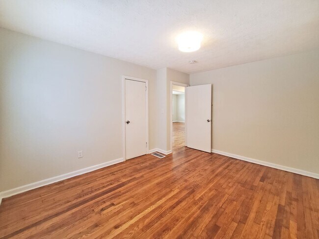 Building Photo - COMING SOON! Cutest 2/1 Bungalow in Hapeville - Housing Vouchers Accepted