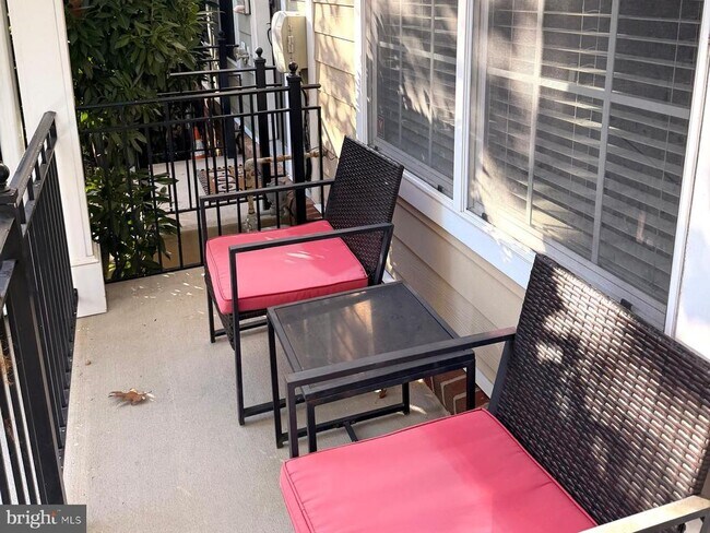 Building Photo - 81 Linden Pl