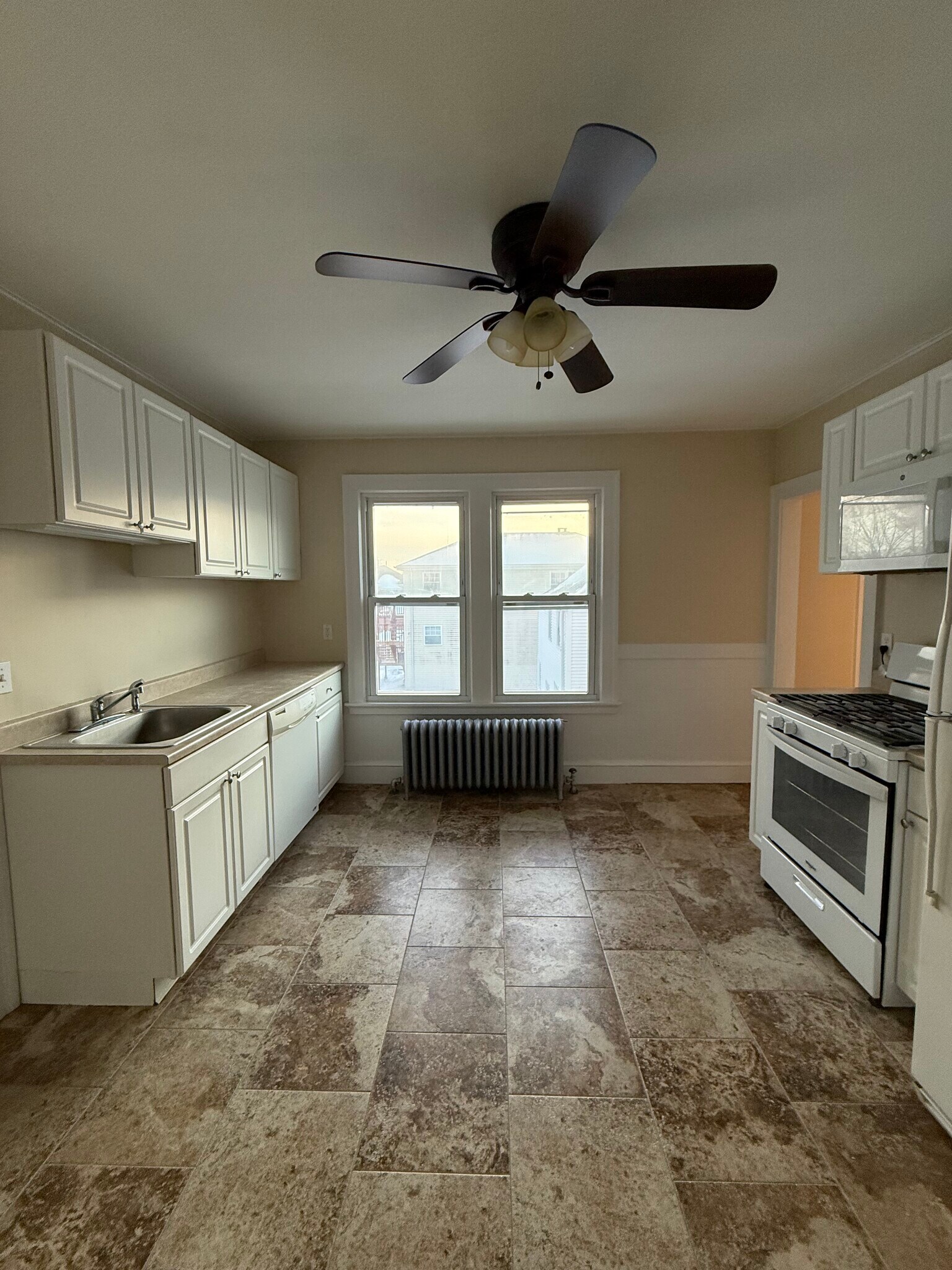 Kitchen. - 18 Roger St