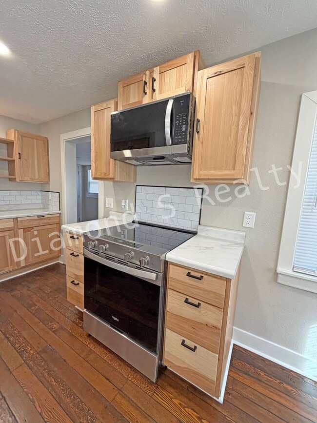 Building Photo - **Stunning Renovated 1-Bed Home Now Available**