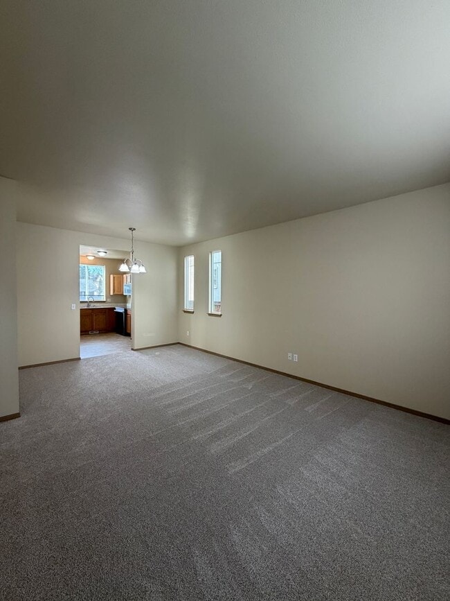 Building Photo - 843 Gina Ct SE