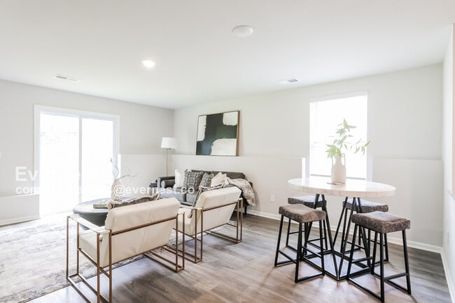 Building Photo - Lovely 3 Bed, 2.5 Bath Home with Modern Am...