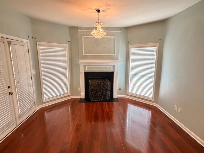 Building Photo - Charming 3-Bedroom Home In City Square!