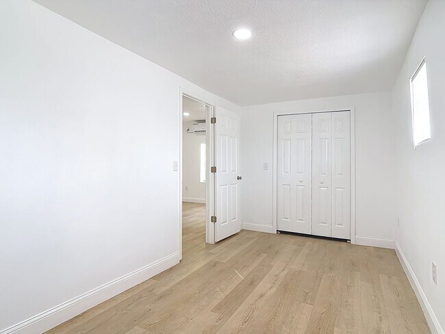 Building Photo - 2 bed/1.5 bath Single-Family Home on Large Lot in Sanford!