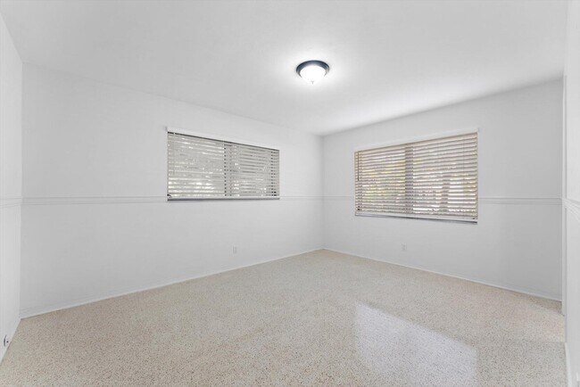 Building Photo - 1341 SE 4th Ct