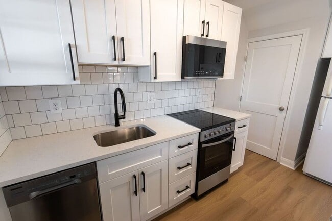 Building Photo - Renovated 3 Bed / 1.5 Bath in Essex | Parking Pad | Available 1/19/2026